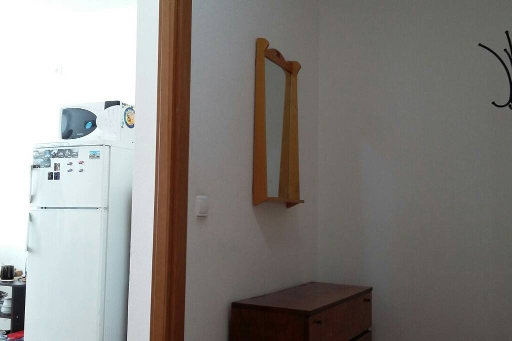 Коридор и кусочек кухни