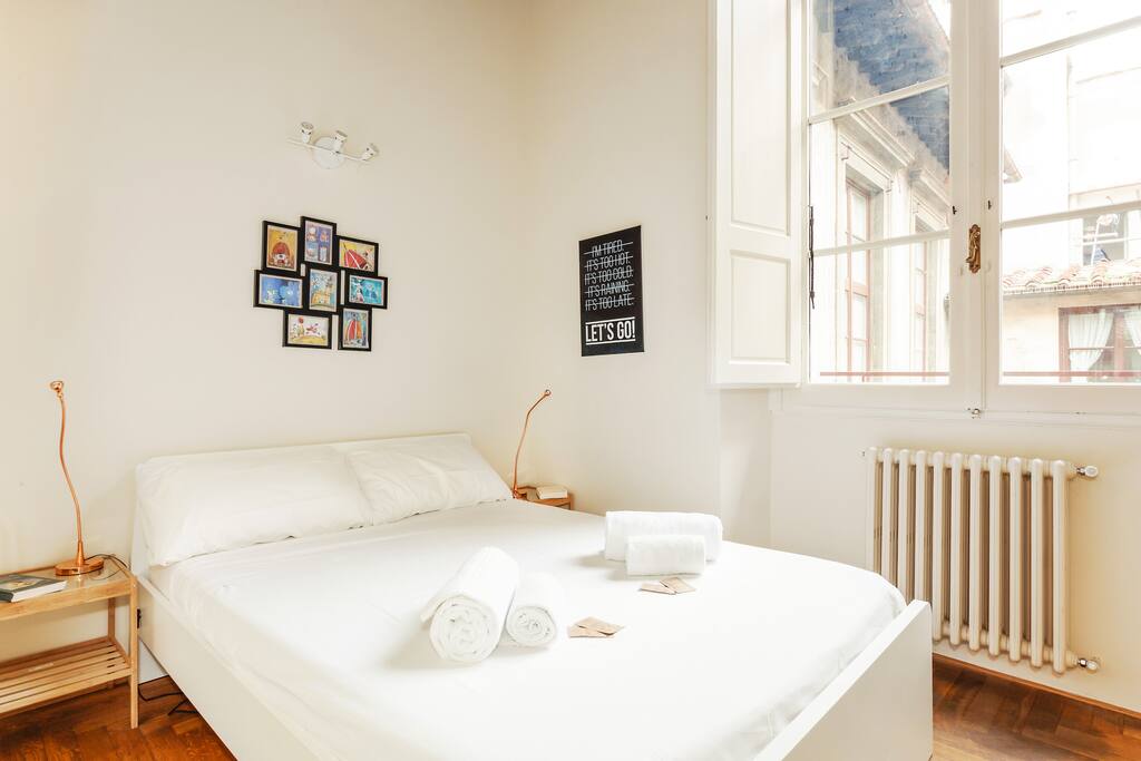 The "Let's go!" Bedroom - The comfortable double bed with soft bed-linen and towels