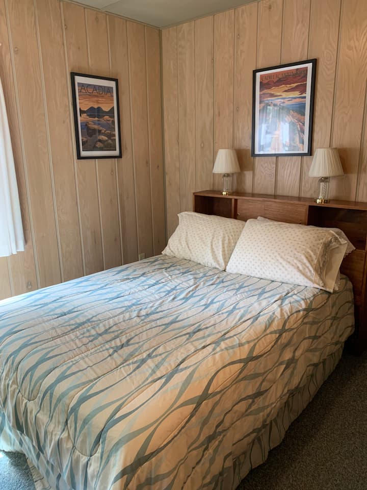 Საძინებელი ორადგილიანი საწოლით.