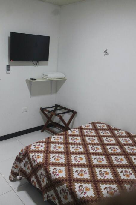 Cama doble, Maletero, Tv, Entrepaño