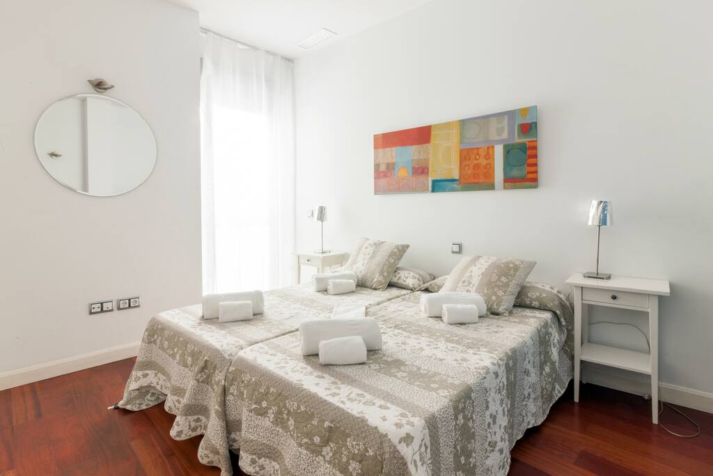 DORMITORIO 1: Amplio y luminoso dormitorio con capacidad para dos personas