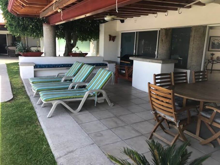 Terraza con comedor, sala, hamaca, barra y camastros