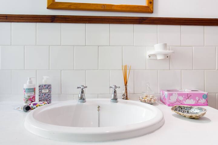 Art-Filled Beach House with Sweeping Ocean Views gallery image 2