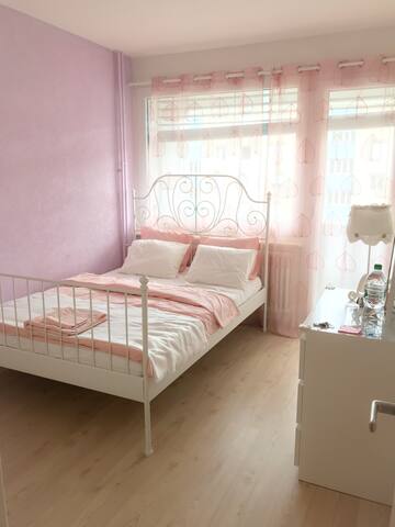 Bright room close to all directions