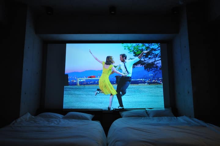 ¡Ver imágenes en una pantalla de 130 pulgadas es impresionante!