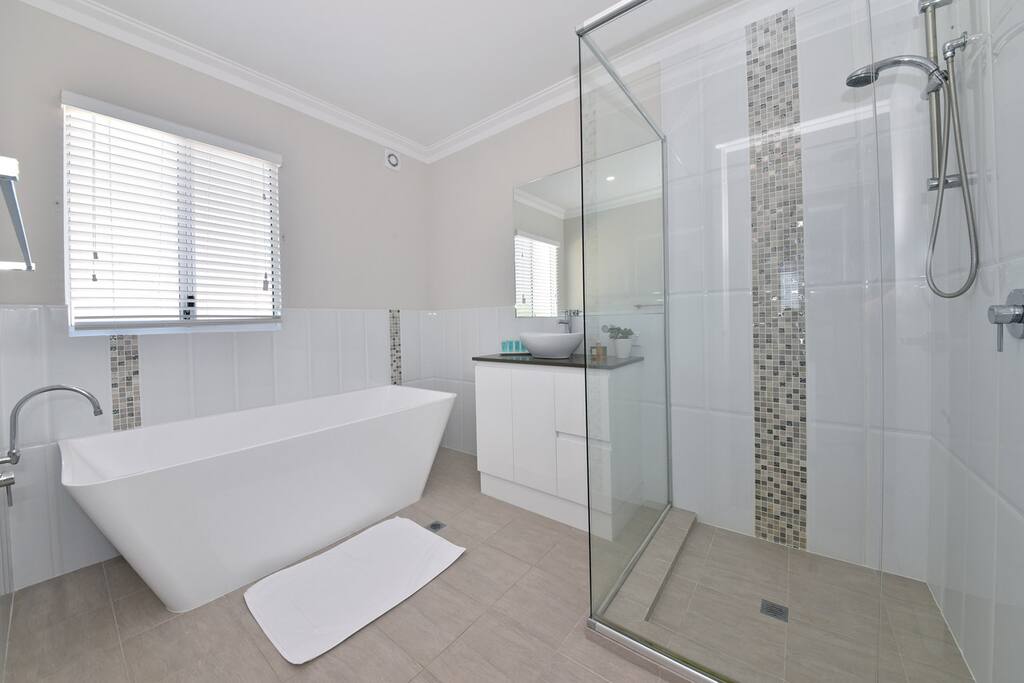 SECOND BATHROOM WITH LARGE BATH/TUB