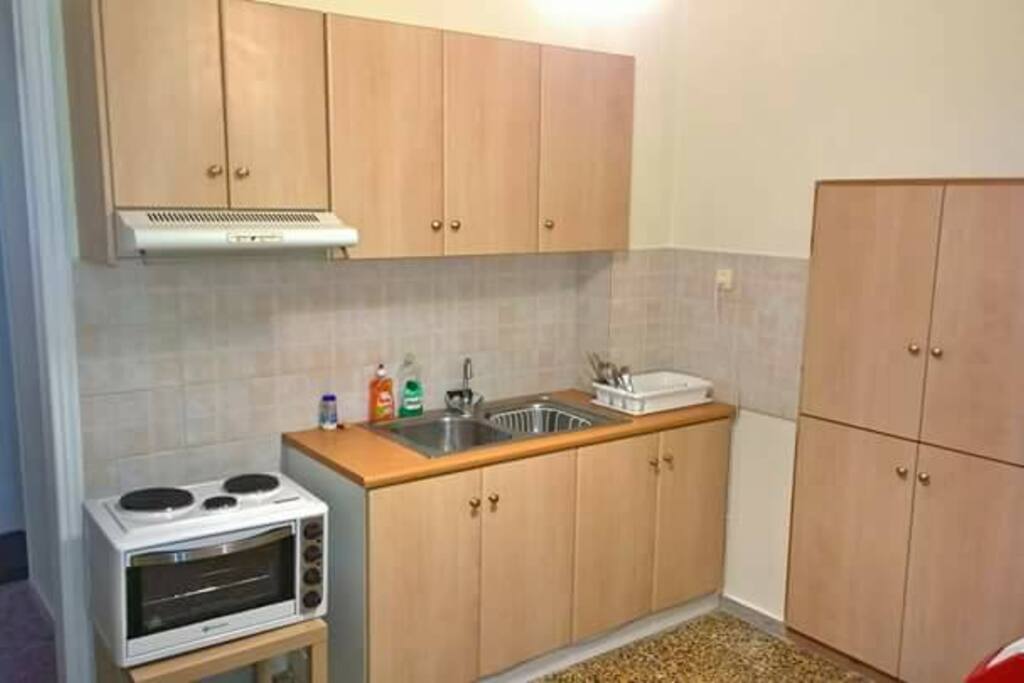 Ευρύχωρη και εξοπλισμένη κουζίνα. -
Spacious and equipped kitchen.