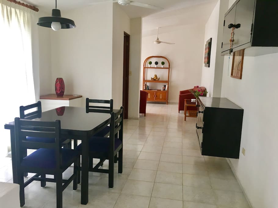 Comedor y sala amplios con ventiladores y aire acondicionado