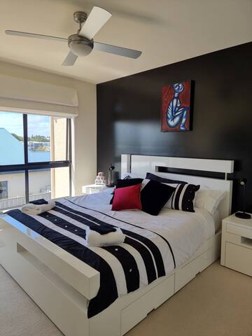 Gallery Views -Beach, Cafes & CBD at your doorstep gallery image 3