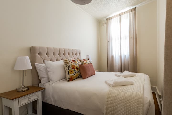 בחדר השינה השלישי למטה, תמצאו מיטה זוגית, ארון בגדים לאחסון החפצים והזרמים של אור טבעי.