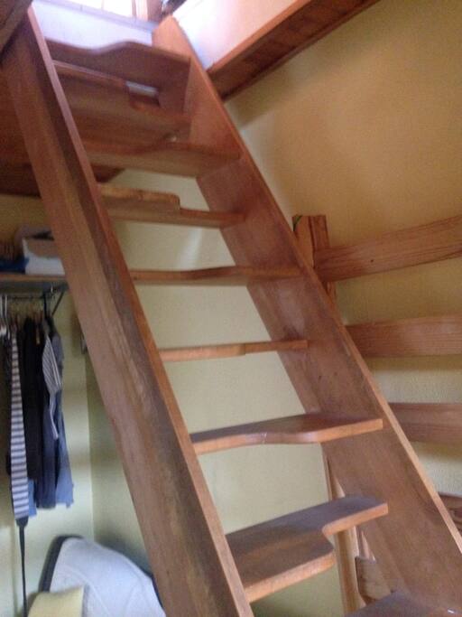 escaliers vers le grenier (the stairs towards the room in the attic)