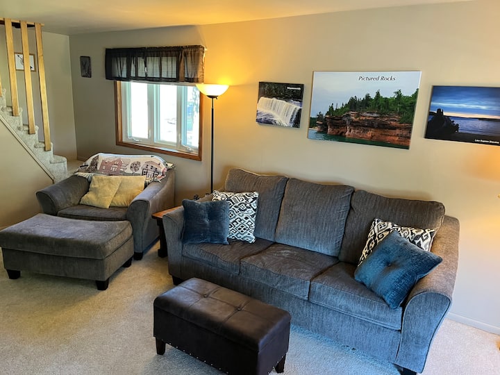 Eagle's Retreat Vacation Cottage Near Park & Beach - Michigan