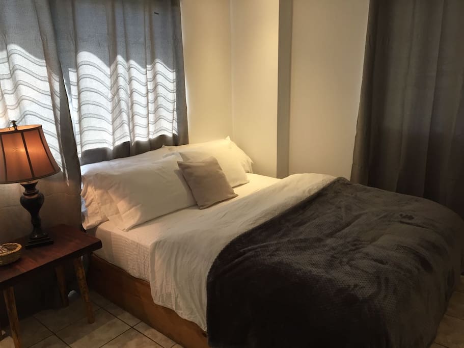 Hotel Cinco B&B - Grey Room, all rooms have Smart TV, free Netflix, ensuite bathroom and air - conditioning