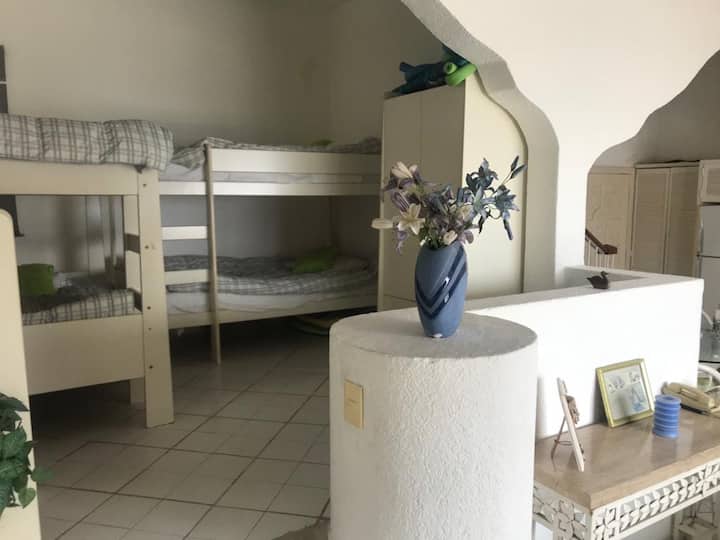 第二间卧室配有双层床