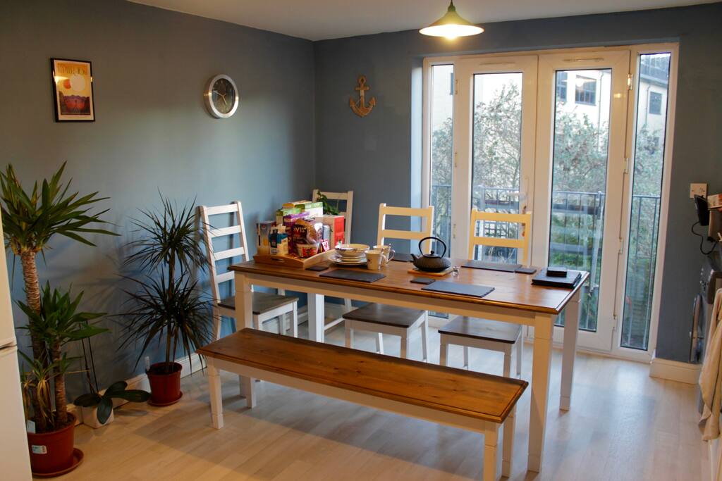 Kitchen breakfast area