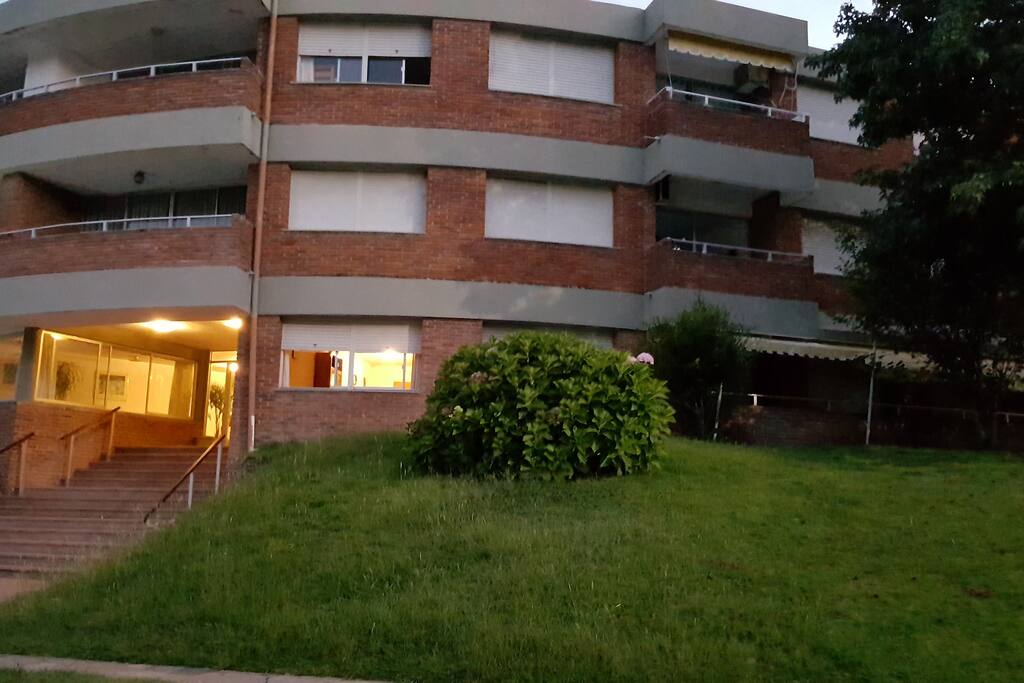 Edificio al caer la tarde