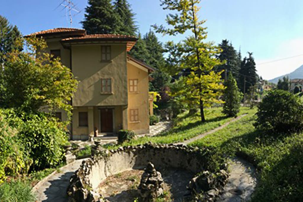 Panoramica della casa e del giardino