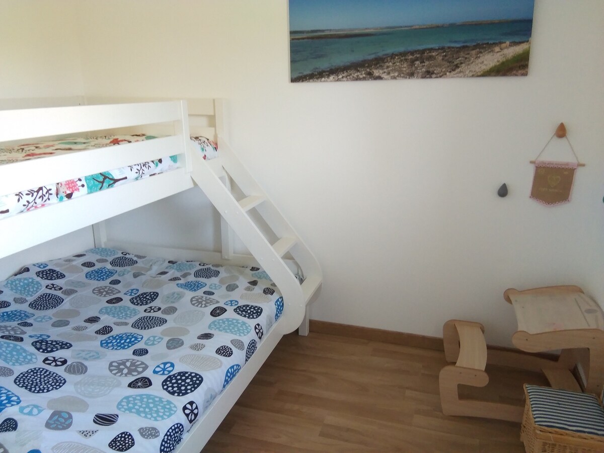 Pedimos a los ocupantes que vigilen bien a los niños que suben a la cama de arriba (prohibido -6 años). Disponemos de juegos para niños y libros en el estante de esta habitación. 