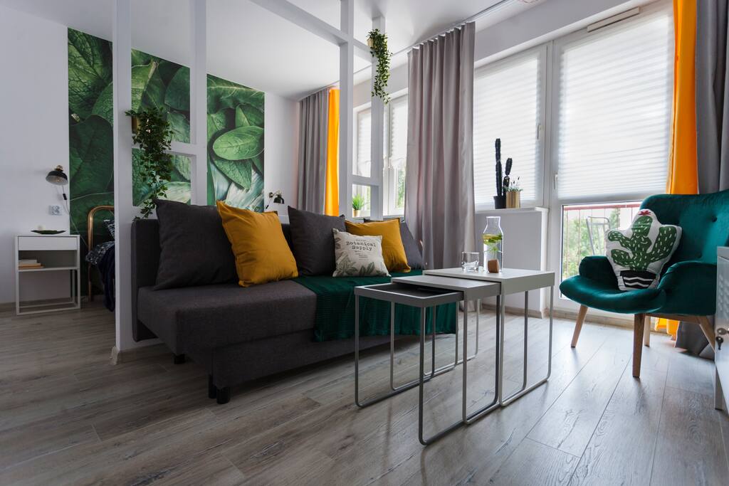 Salon, a w nim rozkładana sofa, przytulna i wygodna. Pomieści nawet dwie osoby.