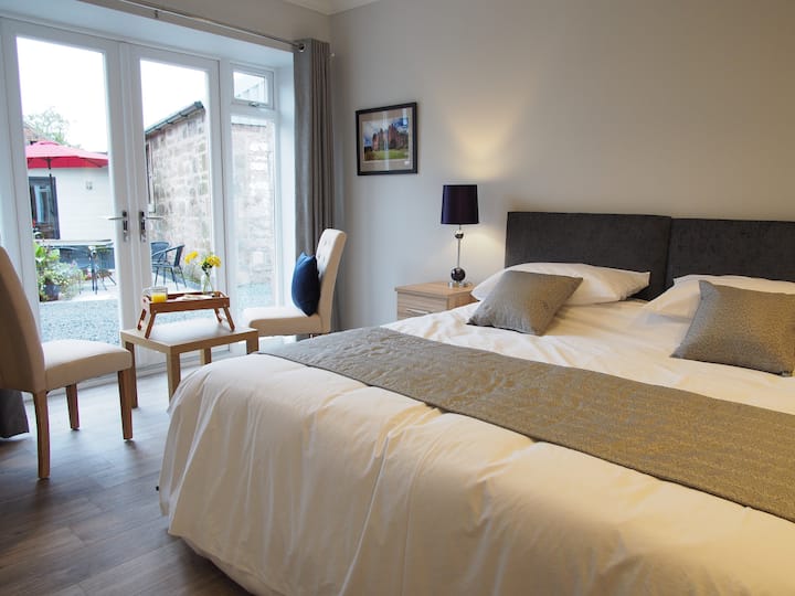 ห้องนอนขนาดคิงไซส์ใหญ่ที่มีประตูสไตล์ฝรั่งเศสนำไปสู่ลานบ้านเพื่อรับแสงแดดยามเช้า  มีห้องน้ำในตัวขนาดใหญ่พร้อมอ่างอาบน้ำและฝักบัวอาบน้ำแบบวอล์คอิน 