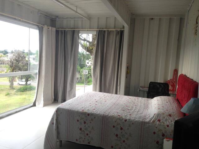 Suítes confortáveis próximas à praia em Floripa