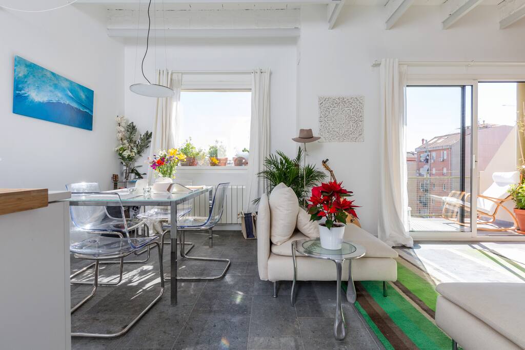 Easy living! The space is very airy and comfy.