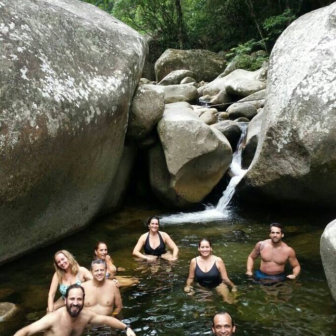 Foto de hóspedes na cachoeira.