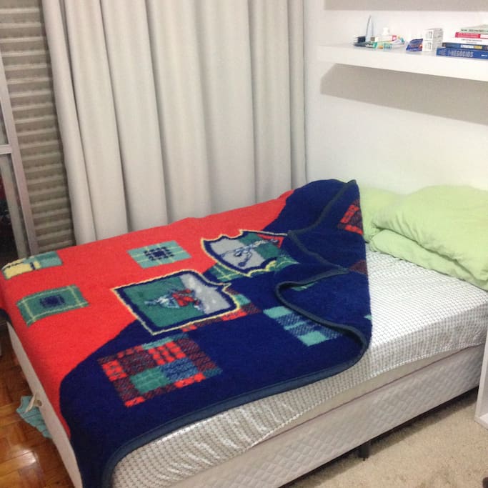 Cama de casal do quarto. Molas ensacadas, bem confortável
