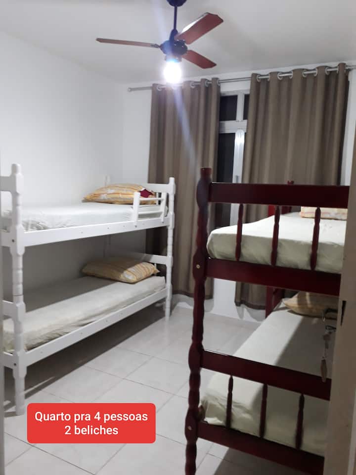 带2张双层床的房间