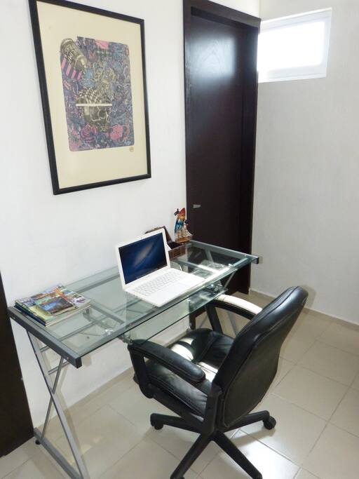 Cuenta con un escritorio ideal para trabajar con una laptop.