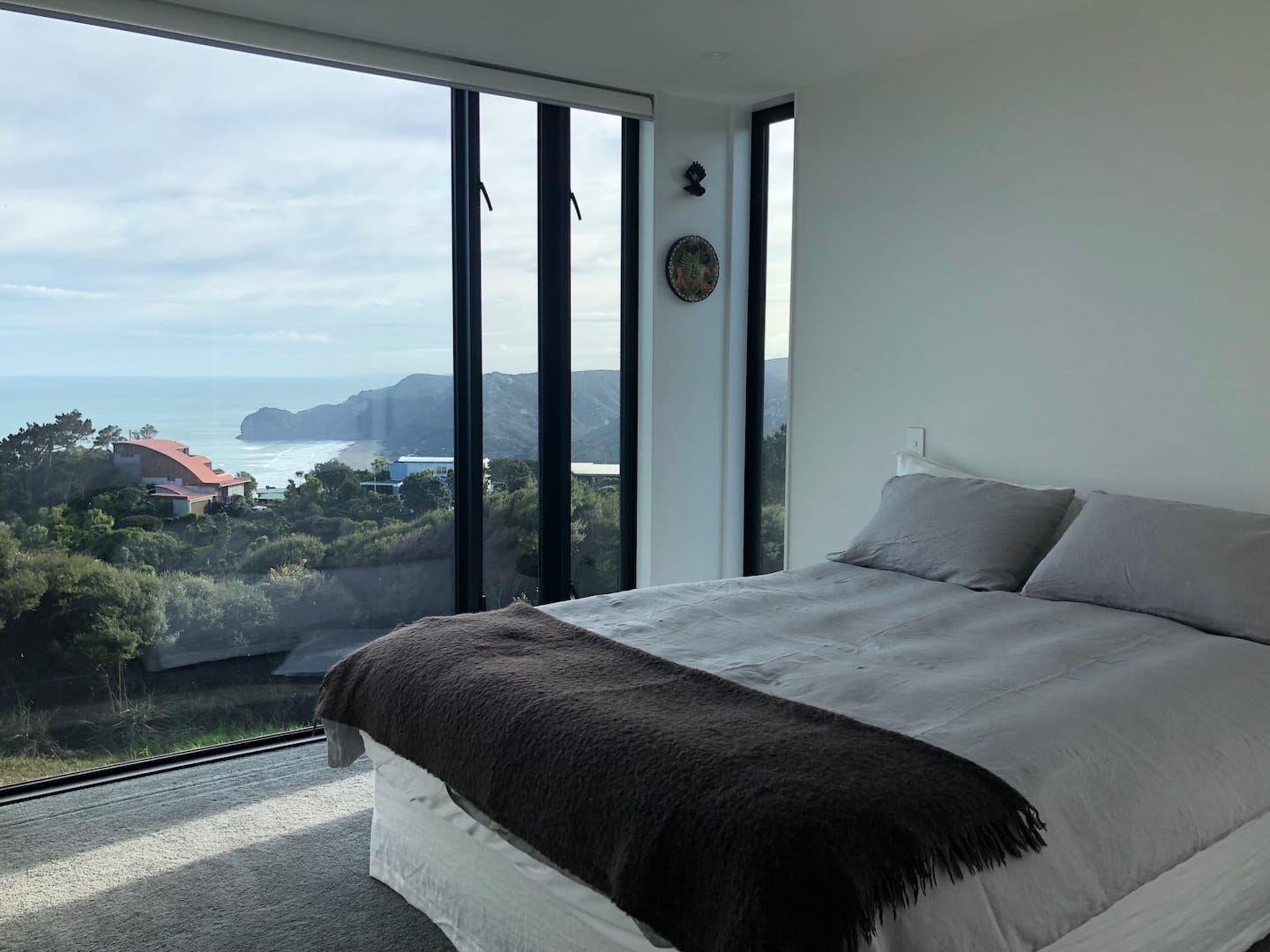 Piha Designer House - Ocean Views - 2 Brm 5