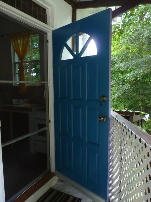 L'entrée du studio doublée d'une porte moustiquaire