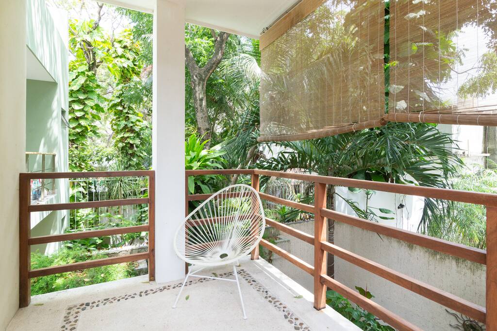 Lovely outdoor balcony off king master en-suite