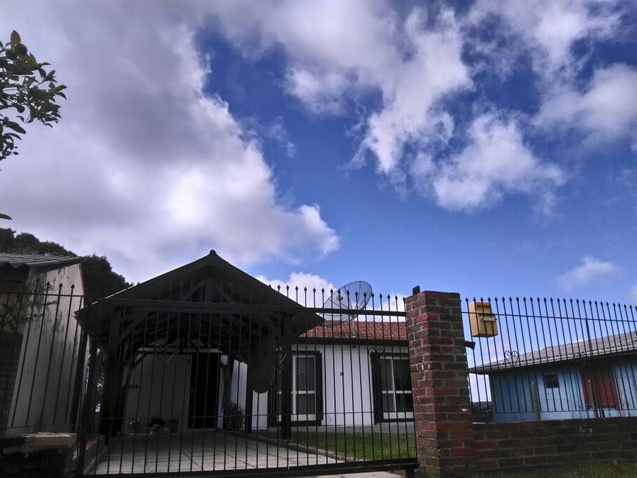 Garagem coberta com portão eletrônico