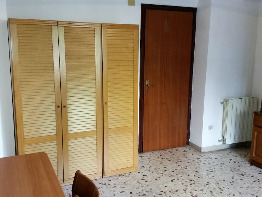 camera con armadietto