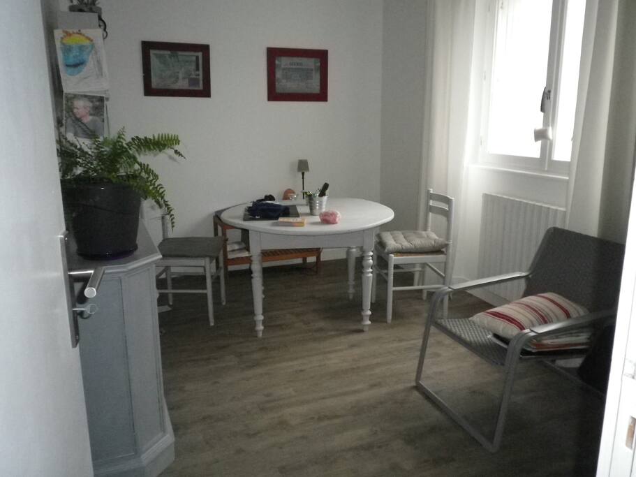 pièce adjacente à votre chambre pour le petit déjeuner