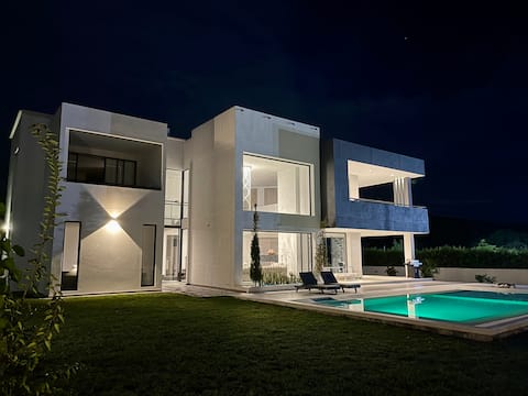 Luxury Home, Private Pool, A/C