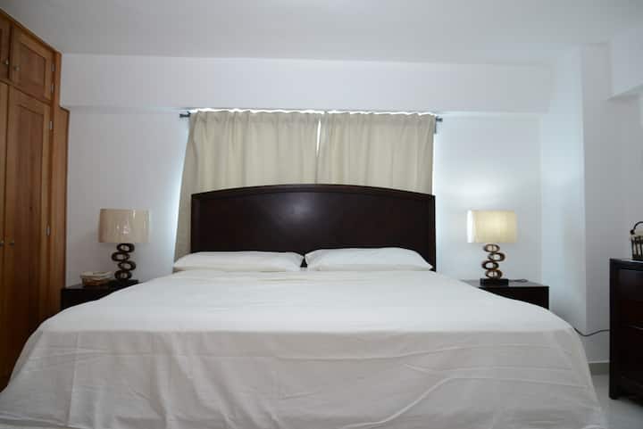 加大双人床，配有柔软的床上用品，让您整晚安心睡眠。

加大双人床，配有柔软的床单，非常适合一夜好眠。