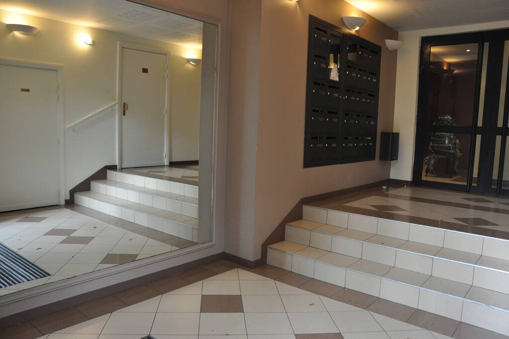 Entrée d'immeuble / Entrance of the building