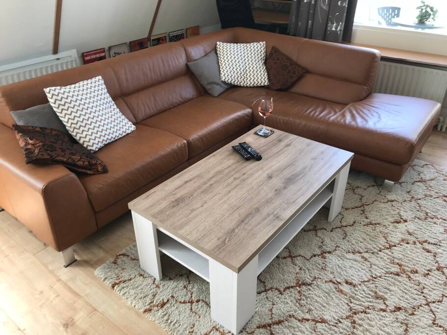Relaxen op de bank in de woonkamer