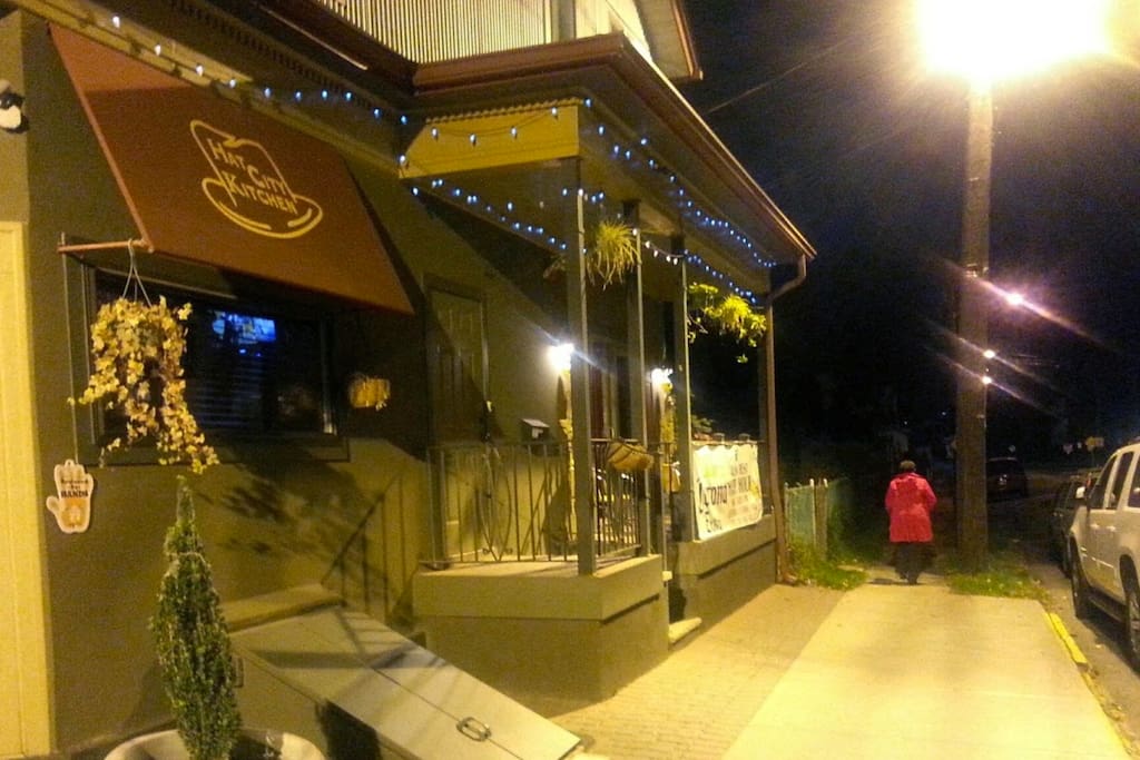 Hat City - Southern comfort-food eatery hosts live music