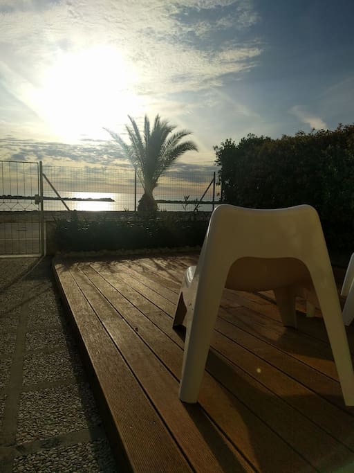 patio in legno con accesso alla spiaggia