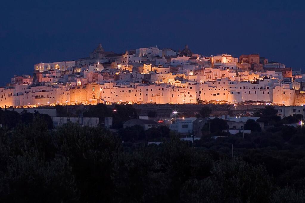 Ostuni di notte
