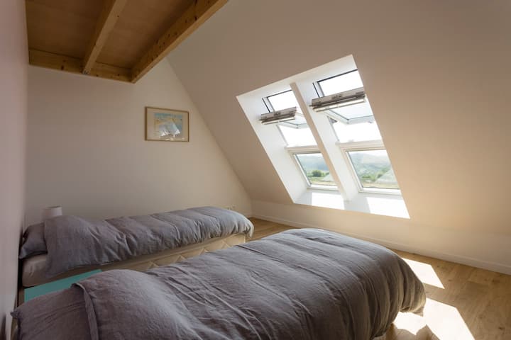 Dormitorio 3 arriba, 3 camas individuales, vistas al mar 