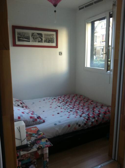 Chambre fermée par deux portes coulissantes