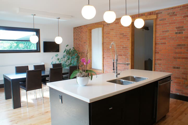 Big house for 7 (15 min. to downtown)