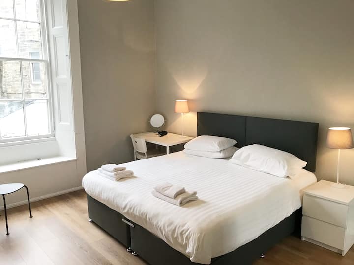 Dhomë gjumi dyshe 1 - Kjo dhomë ka një krevat Super King, një gardërobë të madhe të pasqyruar - dritare e madhe në pjesën e pasme të pronës dhe dhomë dushi ensuite. Mund të përgatitet si një dhomë me dy krevate nëse kërkohet 3 ditë para mbërritjes.