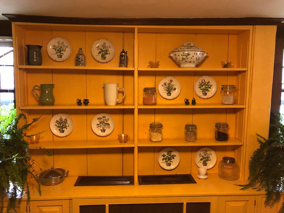 Decorative shelving in the dining room