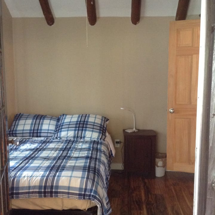 Четврта спална соба со засводен таван и тавански вентилатор