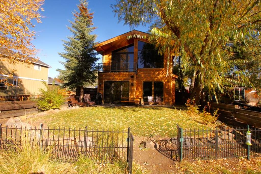 NW Riverfront Vacation Rental in Bend Oregon, gas grill, lounging chairs